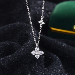 Sterling silver four-leaf clover necklace with sparkling diamond pendant, lucky clover clavicle chain, fashionable and versatile choker.