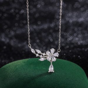 Sterling silver sweet petal necklace, fashionable and versatile zircon clavicle chain, high-end and ethereal choker.
