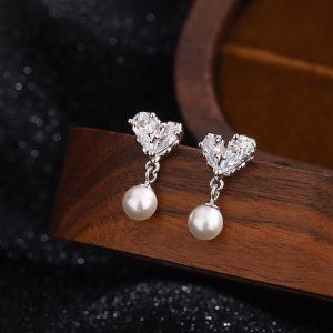 Sterling silver heart-shaped zirconium stud earrings, imitation pearl earrings, unique and elegant high-end earrings for women.