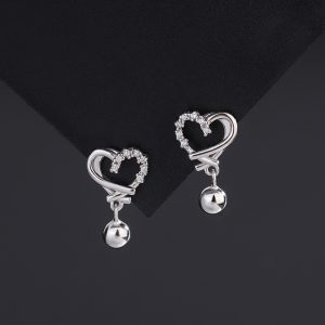 Sterling silver heart-shaped openwork earrings for women, simple and elegant, small bean-shaped studs, short earrings, delicate and petite earrings.